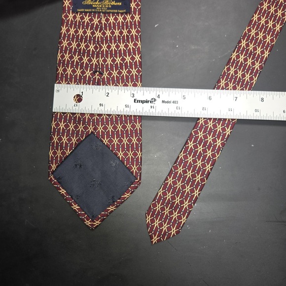 Brooks Brothers Makers 100% Silk Geometric Handmade USA Red Neck Tie - Picture 5 of 5